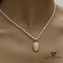 Charger l&#39;image dans la galerie, Collier de perles blanches et pendentif ovale en gemme
